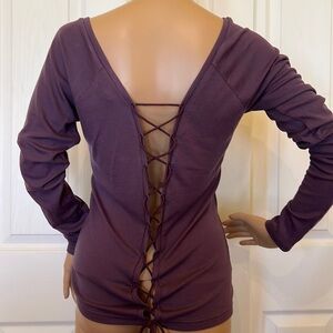 Moda international lavender long sleeved Vneck top with laced back szM